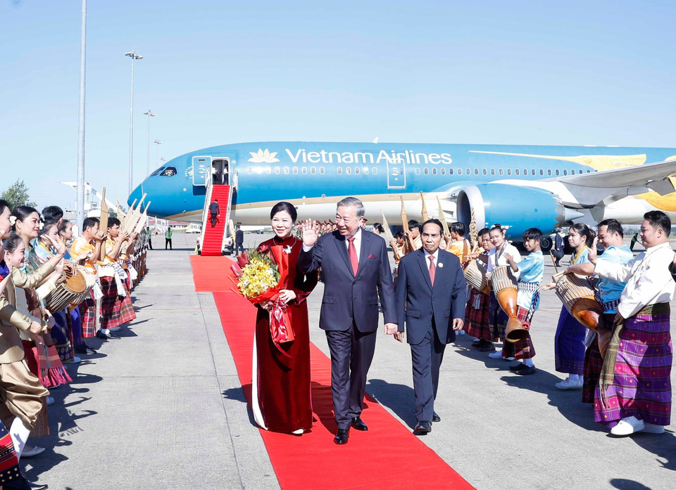 Party General Secretary To Lam and his spouse Ngo Phuong Ly are welcomed at Wattay International Airport. (Photo: VNA)