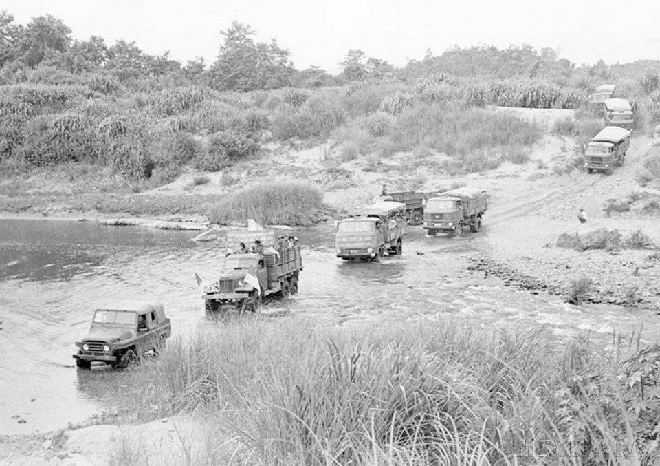 Utilising all available means, both rudimentary and mechanised, the region's soldiers transport thousands of tonnes of supplies to support the campaign. (Photo: VNA)