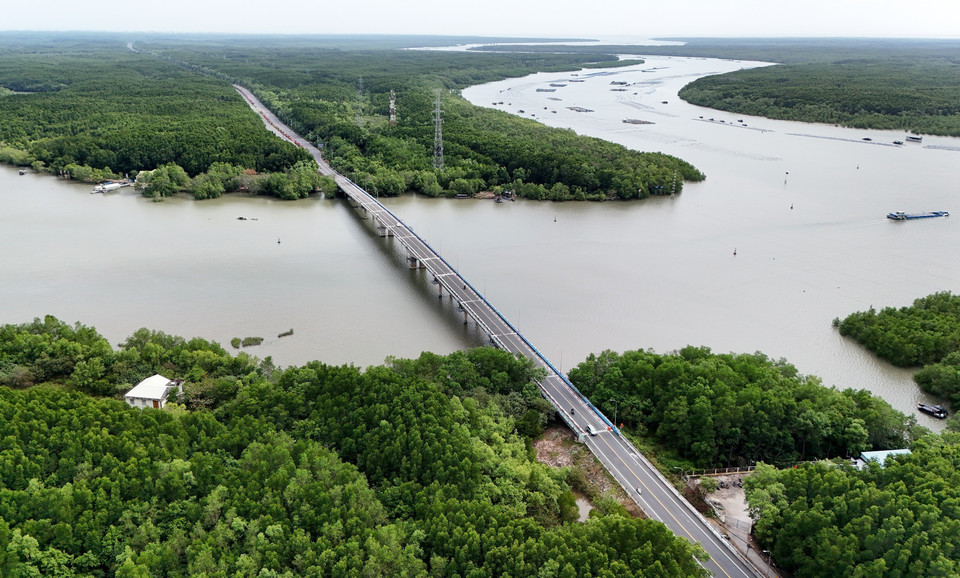 Aerial view of Rung Sac road winding through Can Gio’s mangrove forests. (Photo: VNA)