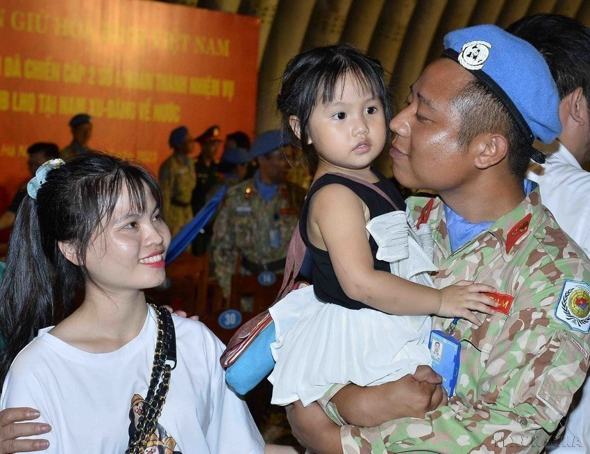 The joy of reunion for officers, doctors, and medical staff of Level-2 Field Hospital No. 4 after completing a one-year UN peacekeeping mission in South Sudan (Photo: VNA)