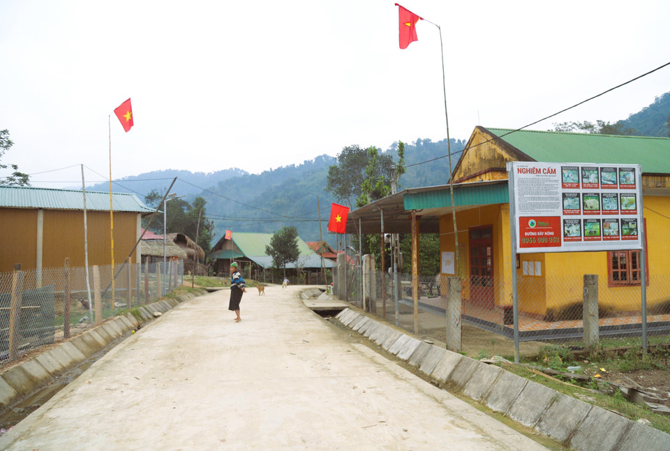 Village roads have been concreted, making travel easier for local residents. (Photo: VNA)