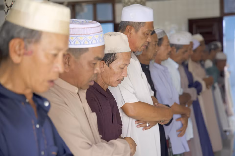 During Ramadan, Cham muslims perform prayer rituals five times a day. (Photo: VNA)