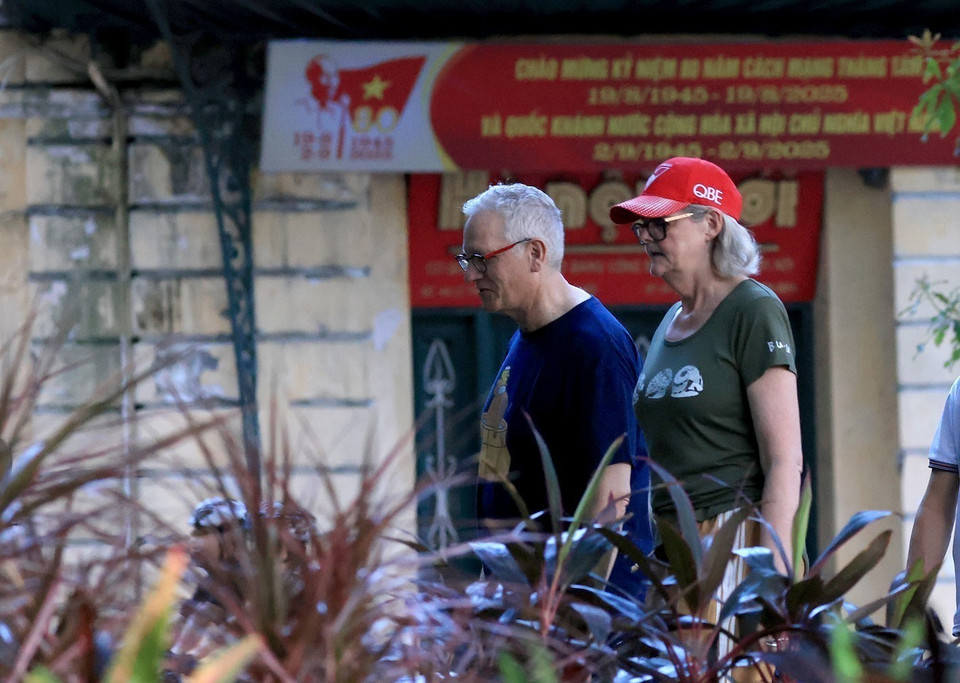 Australian Governor-General Sam Mostyn takes a stroll around Hoan Kiem Lake. (Photo: VNA)