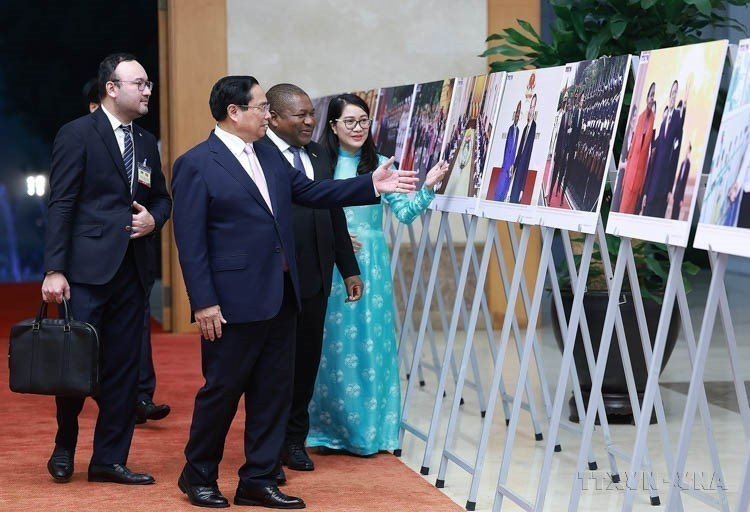 Prime Minister Pham Minh Chinh and President Filipe Jacinto Nyusi visit a photo exhibition on bilateral cooperation, organised by the Vietnam News Agency (Hanoi, September 9, 2024). (Photo: VNA)