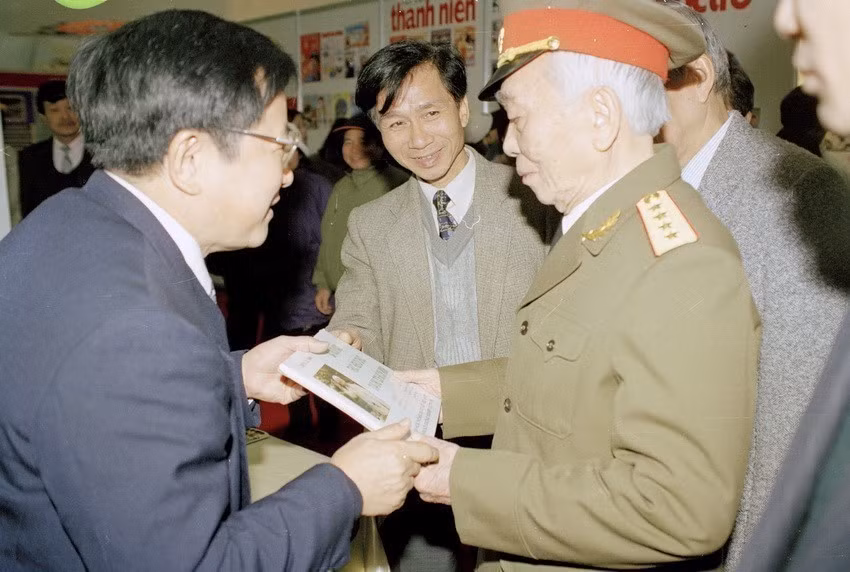 General Vo Nguyen Giap visits the Vietnam News Agency's publication booth at the 2000 Spring Press Festival, January 28, 2000. (Photo: VNA)