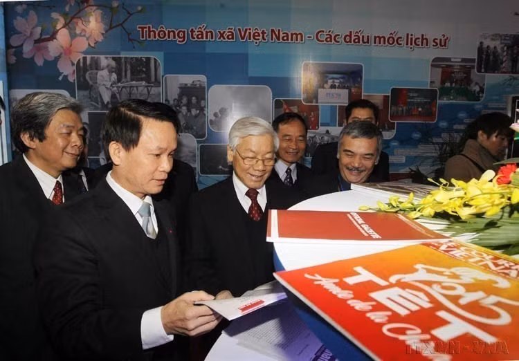 Party General Secretary Nguyen Phu Trong visits the Vietnam News Agency’s press display at the 2015 Spring Press Festival. (Photo: VNA)