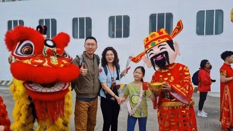 The first international cruise ship of 2024 docks at Ha Long International Passenger Port, bringing 600 Chinese tourists to Vietnam. (Photo: VNA)