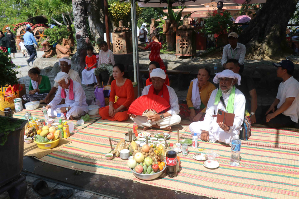 Traditional worship ritual is held at Ponagar Tower Festival. (Photo: VNA)