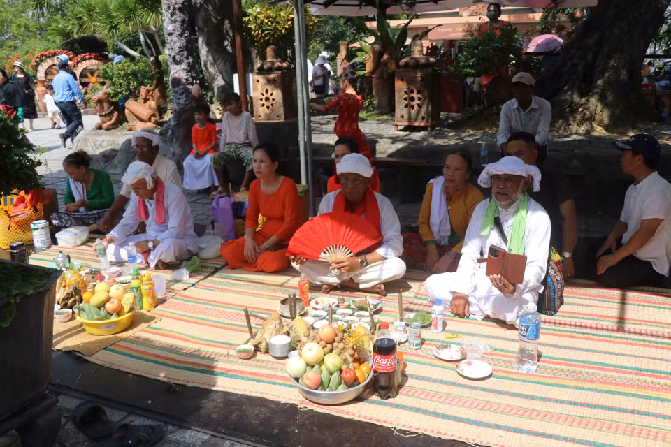Traditional worship ritual is held at Ponagar Tower Festival. (Photo: VNA)
