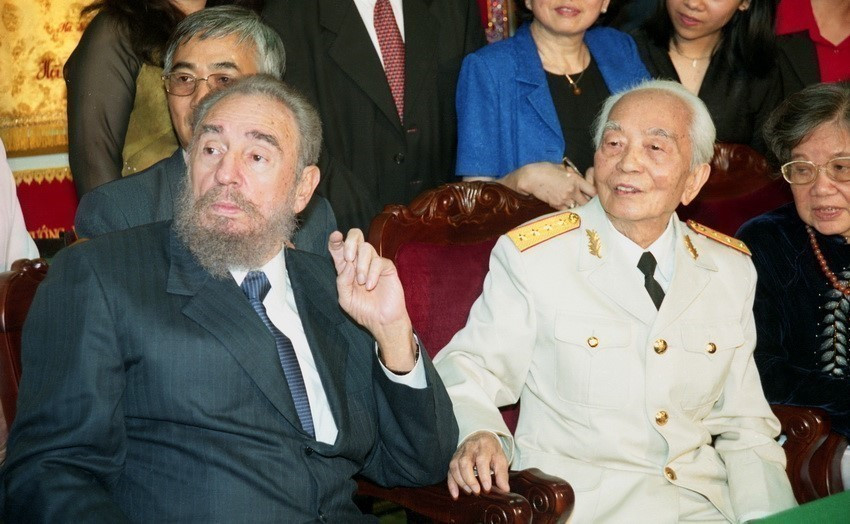 During his third visit to Vietnam, First Secretary of the Communist Party of Cuba, President of the Council of State and Council of Ministers Fidel Castro, visits General Vo Nguyen Giap at his residence (Hanoi, February 22, 2003). (Photo: VNA)