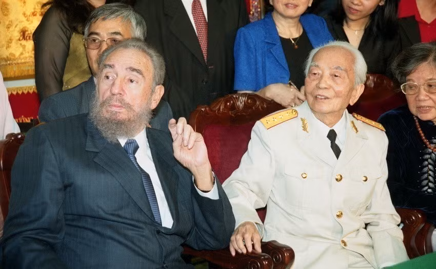 During his third visit to Vietnam, First Secretary of the Communist Party of Cuba, President of the Council of State and Council of Ministers Fidel Castro, visits General Vo Nguyen Giap at his residence (Hanoi, February 22, 2003). (Photo: VNA)