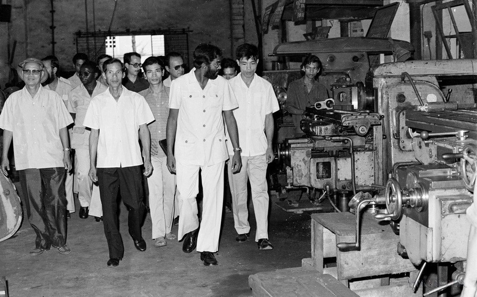 Rogiério Otaca Monteiro, Secretary of the ruling Mozambique Liberation Front (FRELIMO) Party, and Minister of State, visits Mai Dong Mechanical Factory in Hanoi during his official visit to Vietnam (October 18, 1977). (Photo: VNA)