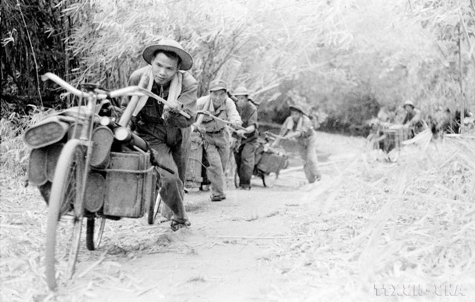 Utilising all available means, both rudimentary and mechanised, the region's soldiers deliver supplies in support of the campaign. (Photo: VNA)