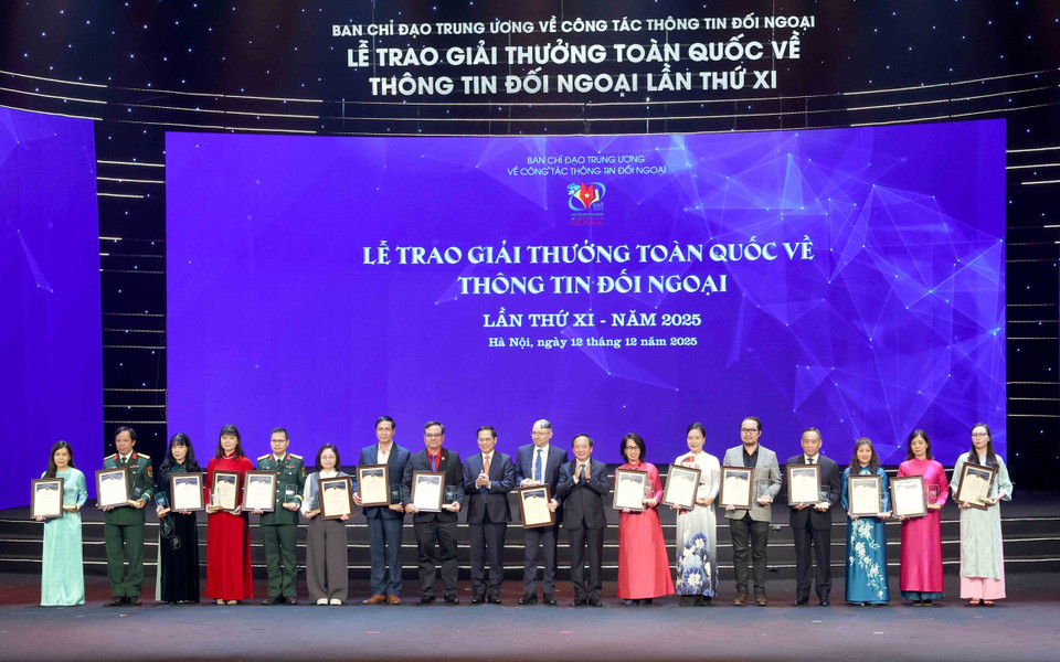 Second-prize winners are honoured at the 11th National External Information Service Awards. (Photo: VNA)