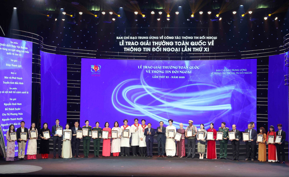 Third-prize winners are honoured at the 11th National External Information Service Awards. (Photo: VNA)