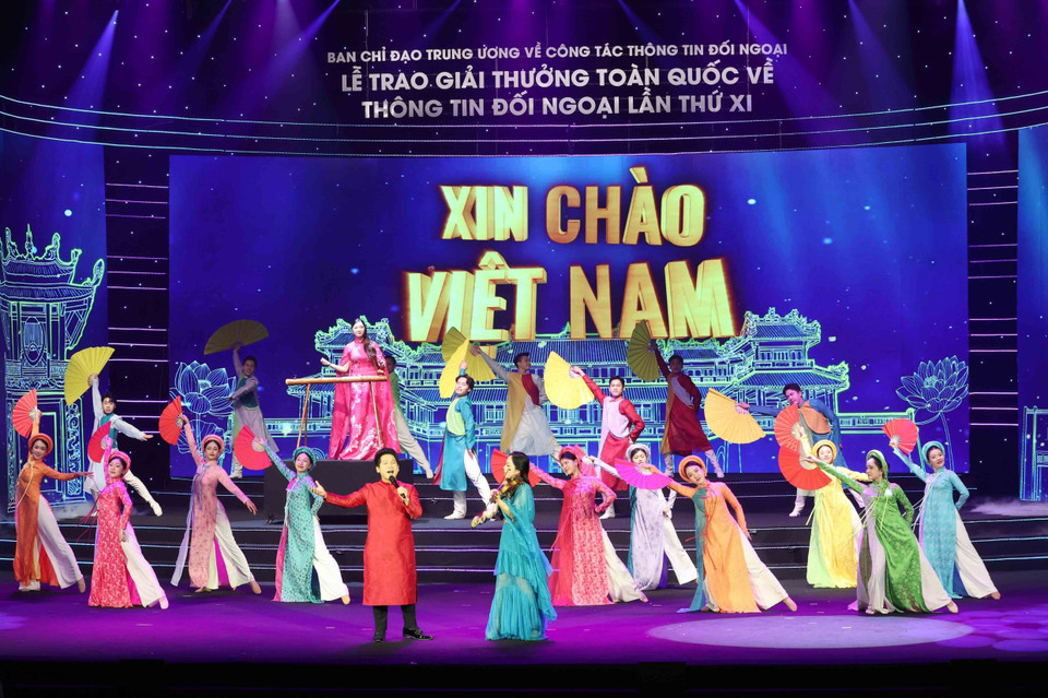 Opening art performance (Photo: VNA)