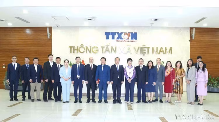 A delegation from the People's Daily of China visits the Vietnam News Agency (VNA) during their working trip to Vietnam. In the photo: VNA General Director Vu Viet Trang and Editor-in-Chief of the People's Daily of China Chen Jianwen pose for a group photo at the VNA headquarters in Hanoi (March 24, 2025). (Photo: VNA)