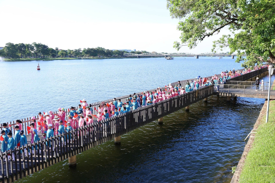 The Huong (Perfume) River pedestrian street, a regular venue for cultural and tourism activities in Hue. (Photo: VNA)