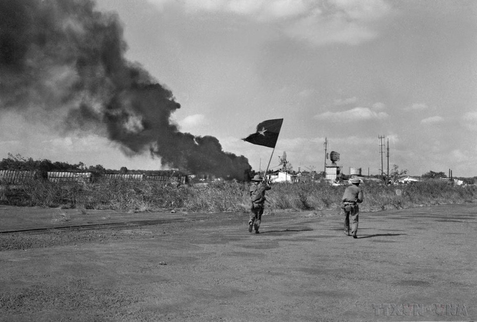 The liberation army forces advance to capture Hoa Binh airport in Buon Ma Thuot town (1975). (Photo: VNA)