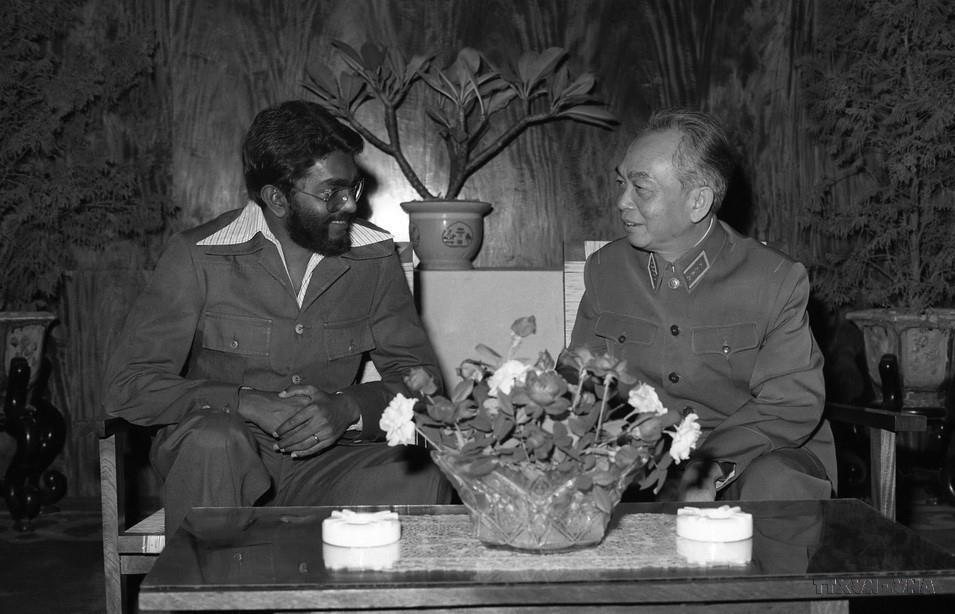 General Vo Nguyen Giap, Deputy Prime Minister, meets Rogiério Otaca Monteiro, Secretary of the ruling Mozambique Liberation Front (FRELIMO) Party, and Minister of State, during the latter’s visit to Vietnam (October 30, 1977). (Photo: VNA)