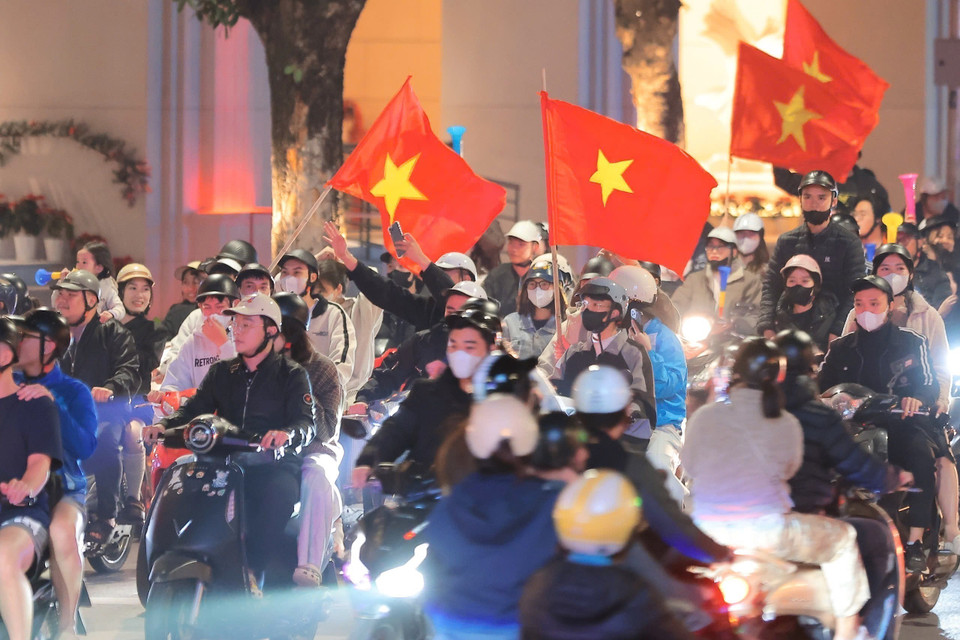 People flock to streets to celebrate the Vietnamese football team's victory (Photo: VNA)