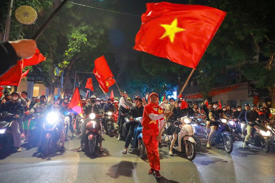 The excitement of Vietnamese football fans (Photo: VNA)