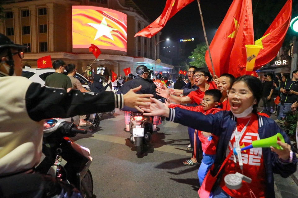 Scenes of jubilation as people celebrate the U22 Vietnam football team’s victory (Photo: VNA)