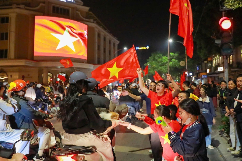 Fans erupt in excitement celebrating the Vietnamese football team’s victory (Photo: VNA)