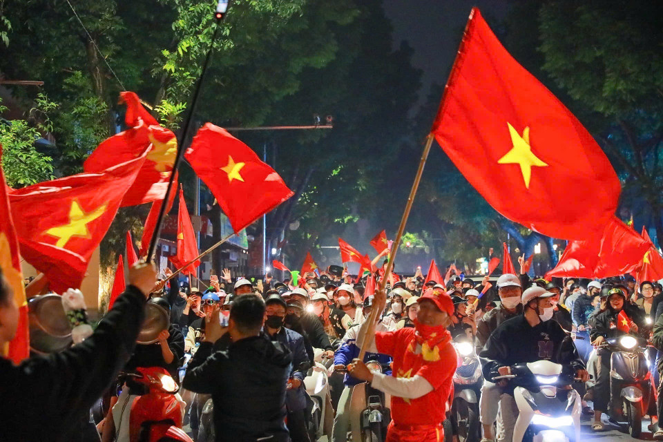 The excitement of Vietnamese football fans (Photo: VNA)