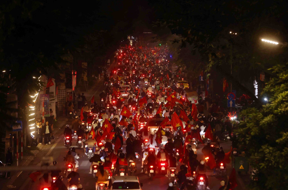 A sea of red fills Hue Street leading toward Hoan Kiem Lake, Hanoi (Photo: VNA)