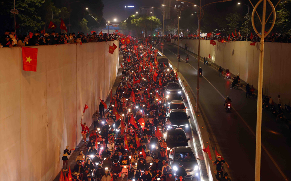 Huge crowds flood the streets, waving flags, cheering, and celebrating the Vietnamese football team's victory (Photo: VNA)