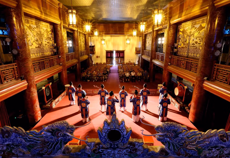 The deep and solemn tones of the Dai Nhac Orchestra resound at Duyet Thi Duong Theater, recreating the cultural space of the royal court. (Photo: VNA)