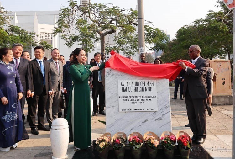 Vice President Vo Thi Anh Xuan and President of the Maputo Municipal Council Eneas Comiche inaugurate the sign for “Ho Chi Minh Avenue” in Maputo (Mozambique, September 11, 2023). (Photo: VNA)