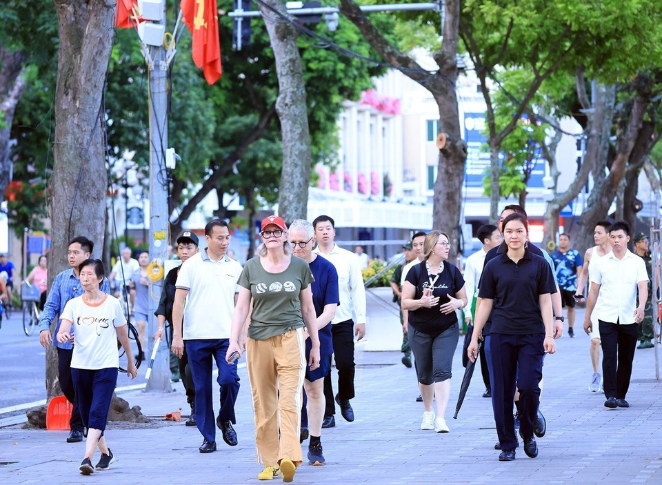 Australian Governor-General Sam Mostyn takes a stroll around Hoan Kiem Lake in Hanoi. (Photo: VNA)