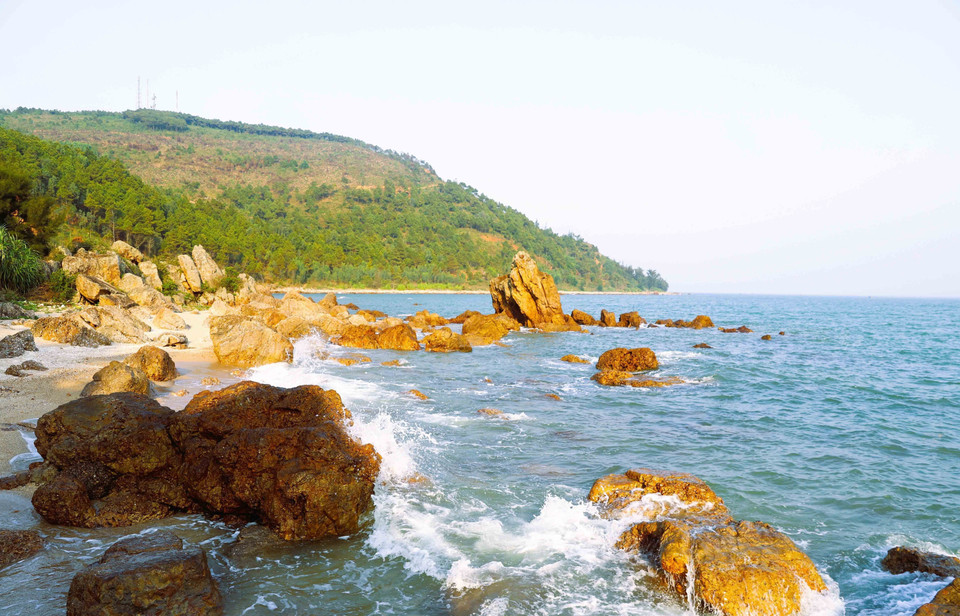 A striking feature of Quynh beach is its natural rock formations, which stand at the water’s edge, continuously shaped by the crashing waves. (Photo: VNA)