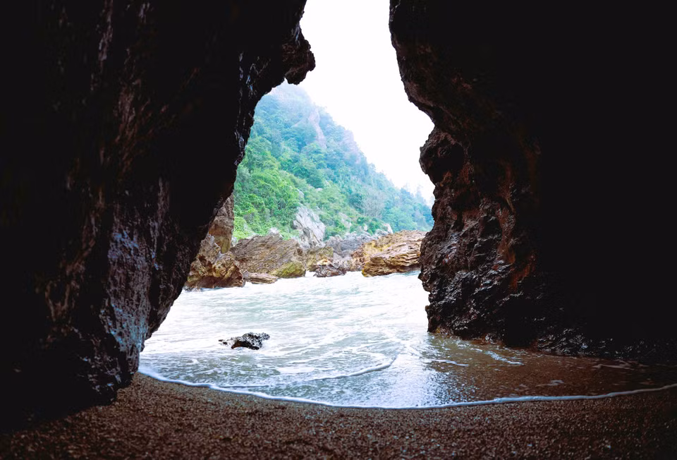 At the foot of Rong mountain, geological formations and sea erosion have carved out pristine caves and crevices, preserving their raw beauty. (Photo: VNA)