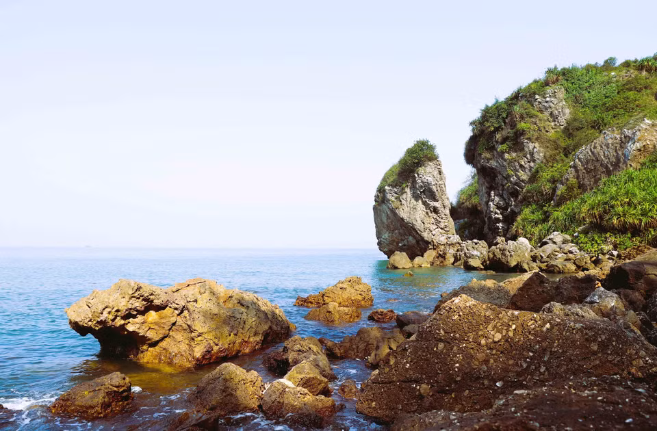 Jagged rock outcrops of various shapes extend into the sea, defining the distinctive charm of Quynh beach. (Photo: VNA)