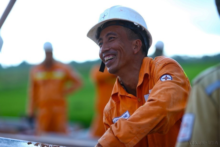 Despite the hardships, smiles remain on the faces of workers constructing the Quang Trach – Pho Noi 500kV circuit-3 power transmission line, a national key project in 2024. (Photo: VNA)