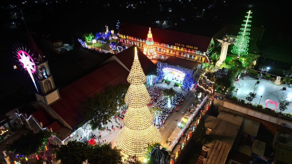 Made from thousands of conical hats and light bulbs, the conical-hat Christmas tree at Ha Phat Church in Dong Nai province creates a dazzling scene each evening when illuminated. (Photo: VNA)