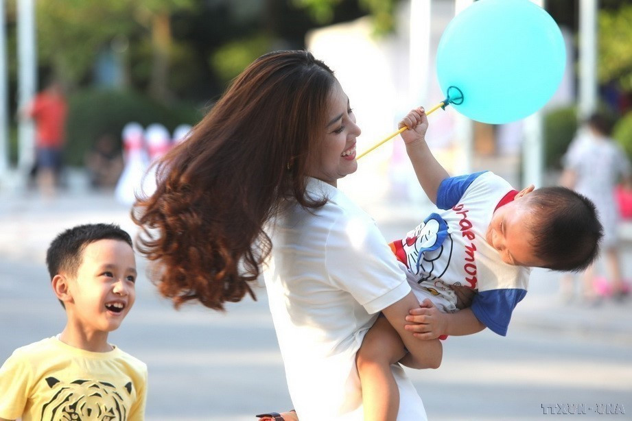 The happiness of a mother with her child (Photo: VNA)