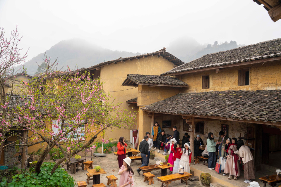 Visitors at Lo Lo Chai village (Photo: VNA)