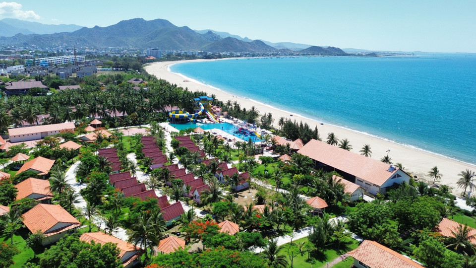 Beachfront resorts and hotels in Phan Rang – Thap Cham city (Ninh Thuan) cater to tourists’ leisure and relaxation needs. (Photo: VNA)