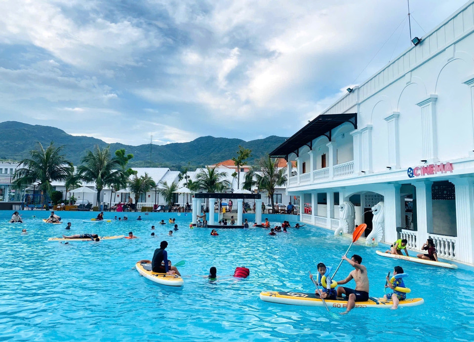 Tourists enjoy recreational activities at Vinh Hy resort (Vinh Hai commune, Ninh Hai district). (Photo: VNA supplied)