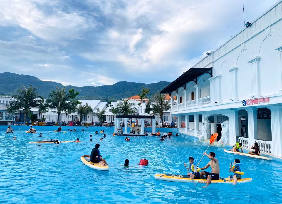 Tourists enjoy recreational activities at Vinh Hy resort (Vinh Hai commune, Ninh Hai district). (Photo: VNA supplied)