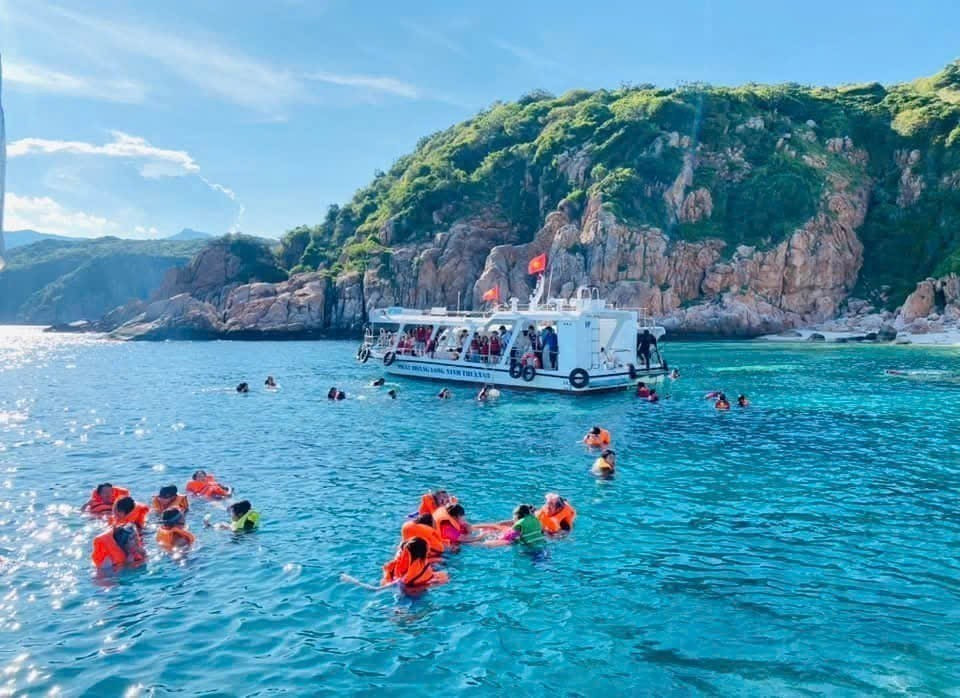 Visitors enjoy swimming and leisure activities at Vinh Hy Bay (Vinh Hai commune, Ninh Hai district). (Photo: VNA supplied)