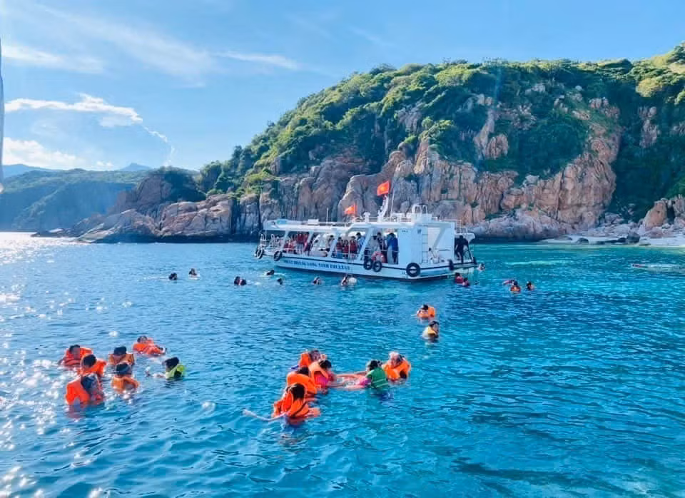 Visitors enjoy swimming and leisure activities at Vinh Hy Bay (Vinh Hai commune, Ninh Hai district). (Photo: VNA supplied)