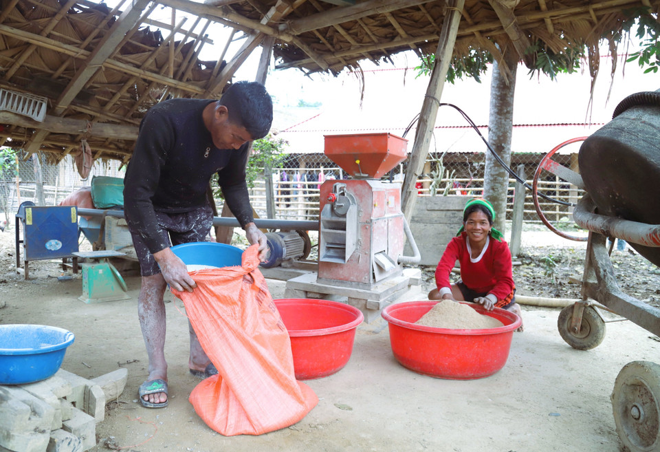Many Dan Lai households have invested in rice milling machines to meet family and community needs, reduce manual labour, and improve economic restructuring in the village. (Photo: VNA)