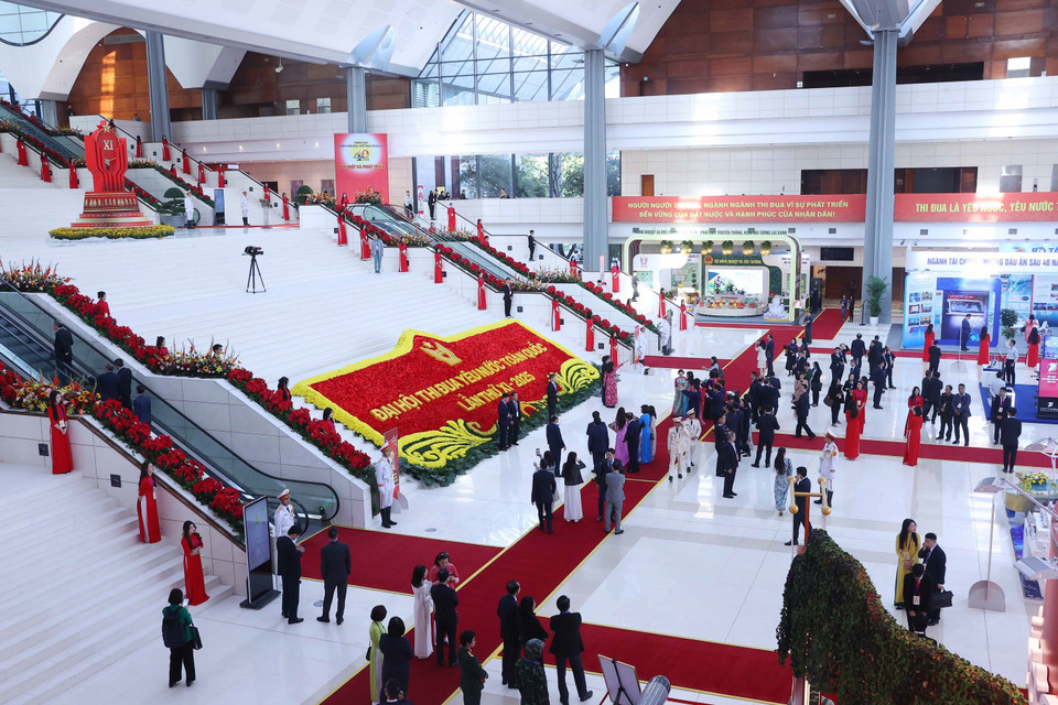 Scenes from the sidelines of the congress. (Photo: VNA)