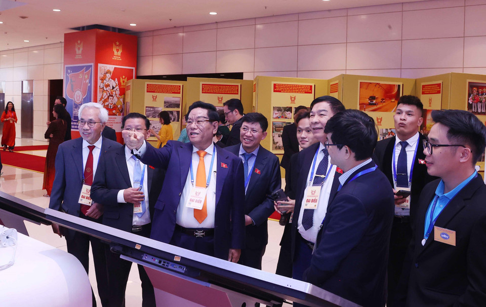 Delegates visit pavillions set up at the congress. (Photo: VNA)