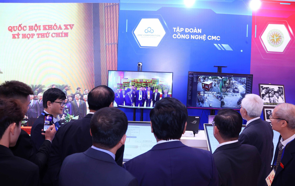 Delegates visit pavillions set up at the congress. (Photo: VNA)